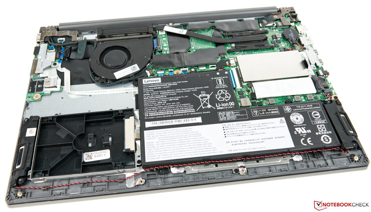 Uno sguardo al Lenovo ThinkBook 15 con la cover inferiore rimossa