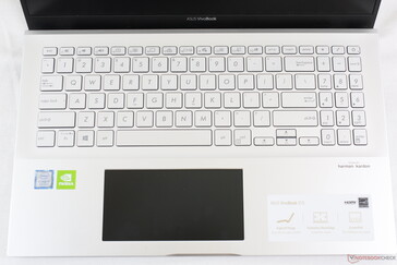 Tastiera identica al VivoBook S15 S530. Lo ScreenPad è nero quando è spento