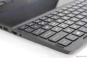 Tastiera e touchpad sono spinti verso l'alto non diversamente da Asus Zephyrus o Samsung Odyssey.
