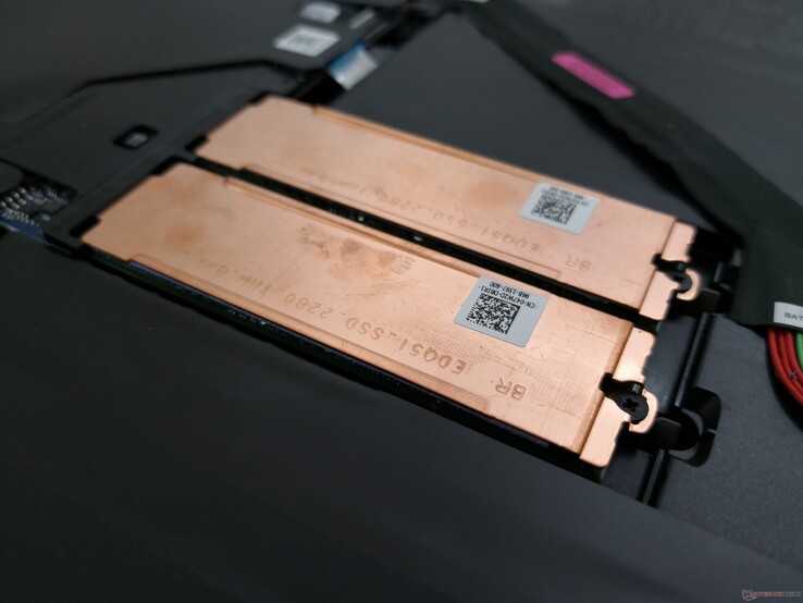 Piastre di rame per favorire la dissipazione del calore SSD. La maggior parte degli altri portatili non offre alcun tipo di raffreddamento per gli SSD NVMe