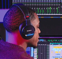 Sony presenta le cuffie professionali MDR-M1 con risposta in frequenza ultra-ampia per l&#039;utilizzo nella registrazione audio, nel mixaggio e nel mastering. (Fonte: Sony)