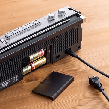 Lo stereo a cassette Sanwa può funzionare per circa 50 ore con 4 batterie di tipo C. (Fonte: Sanwa Supply)