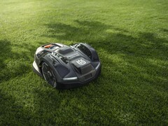 Husqvarna sta lanciando l&#039;Automower 405XE NERA e altri rasaerba robot per dare il via alla stagione del giardinaggio 2025 (fonte: Husqvarna)