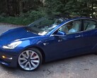 La Tesla Model 3 Performance 2018 è un'eccellente berlina con una batteria da 75 kWh. (Fonte: Redline Reviews via YouTube)