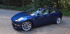 La Tesla Model 3 Performance 2018 è un&#039;eccellente berlina con una batteria da 75 kWh. (Fonte: Redline Reviews via YouTube)