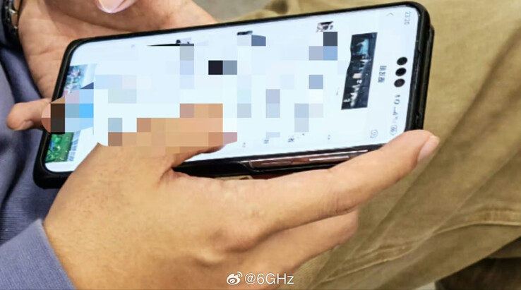 Il "Mate 70 Pro" sorride per la fotocamera nel suo nuovo leak. (Fonte: Super Digital Master Lao Zhou via Weibo)