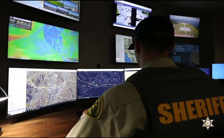 Il Watch Center della LASD consente agli agenti di condurre pattuglie guardando i feed delle telecamere in diretta, di identificare i criminali e le attività criminali e di inviare le auto di pattuglia. (Fonte immagine: LASD su Facebook)