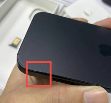 Alcuni iPhone 15 Pro con difetti estetici precoci... (Fonte: Majin Bu via Twitter/X)