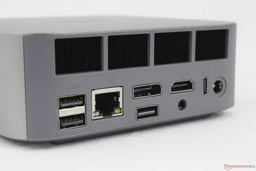 Posteriore: USB-A 3.2 (10 Gbps), USB-A 2.0 (480 Mbps), RJ-45 (2,5 Gbps), DisplayPort 1.4 (4K@144), USB-A 2.0 (480 Mbps), HDMI 2.1 (4K@120), cuffie da 3,5 mm, USB-C 4.0 con DisplayPort + Power Delivery (40 Gbps), adattatore CA