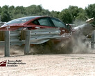 La Model 3 sfonda il guardrail in un crash test (credito immagine: TTI)