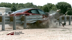 La Model 3 sfonda il guardrail in un crash test (credito immagine: TTI)