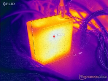 L'adattatore CA raggiunge oltre 40 C quando si utilizzano carichi impegnativi