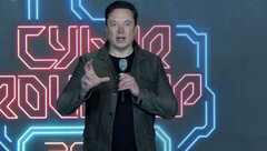 Elon spiega come funzionerà il noleggio di Cybercab (immagine: Tesla/YT)