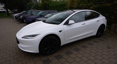 Un modello base RWD bianco della Tesla Model 3 Project Highland è stato testato sulla Norschleife del Nürburgring (Immagine: Misha Charoudin)