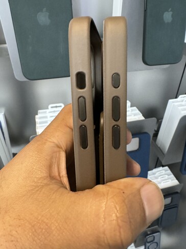 La custodia ufficiale dell'iPhone 15 Plus, a sinistra (per il tasto mute), la custodia dell'iPhone 15 Pro Max, a destra (per il tasto Action). (Fonte: Notebookcheck)