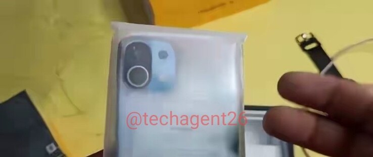 Lo Xiaomi Mi 11 nella foto nella sua confezione al dettaglio (immagine tramite @techagent26 su Twitter)