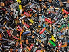 Shenhuo New Materials raggiunge la produzione di massa di un foglio di batteria ultrasottile da 8 micron. Nella foto: Una pila di batterie usate dai consumatori. (Fonte immagine: John Cameron, Unsplash)