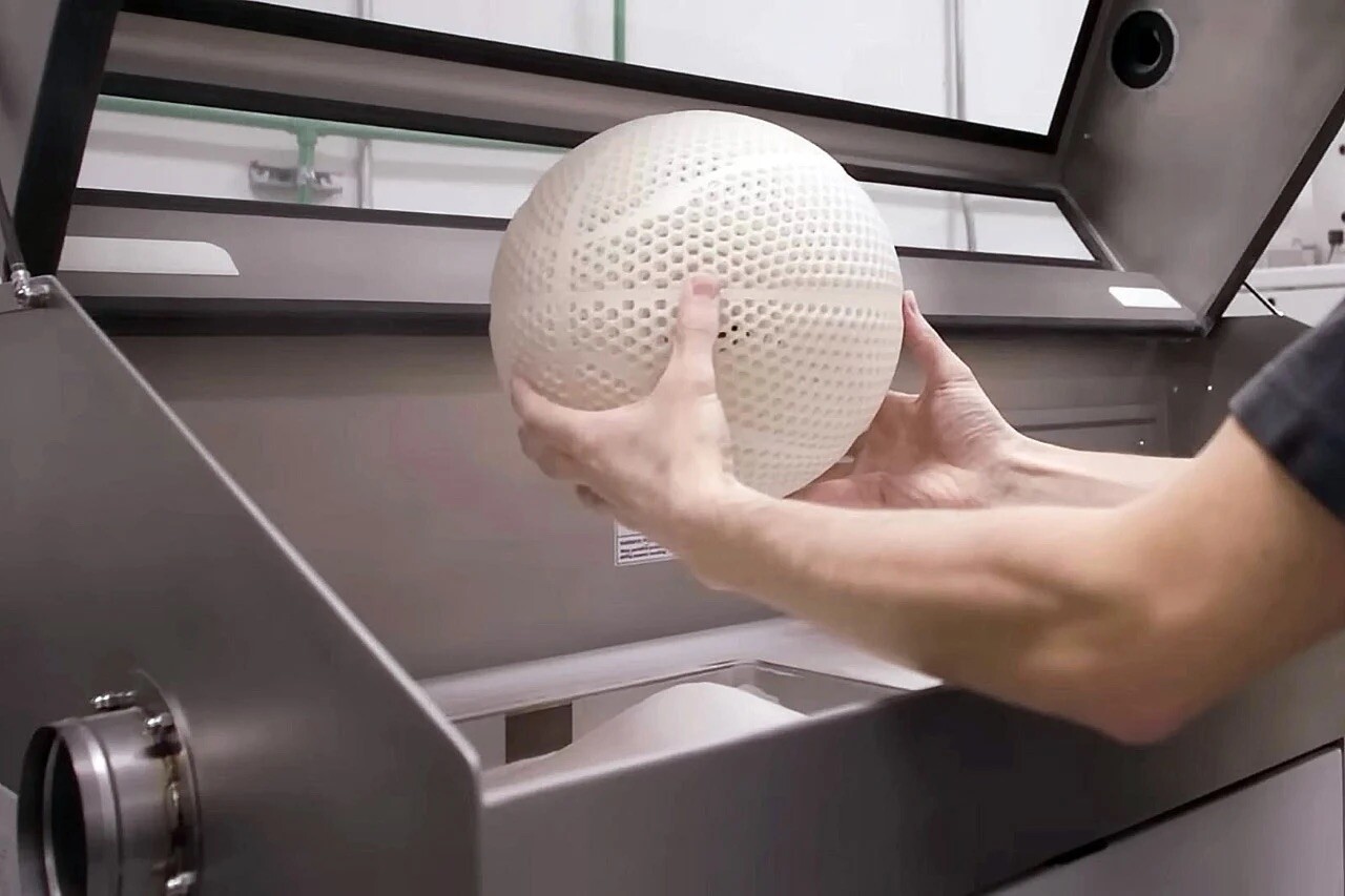 Il primo pallone da basket senza aria e stampato in 3D