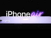 Applel'adozione di un nuovo display OLED più sottile potrebbe aprire la strada all'iPhone 17 air. (Fonte immagine: FrontPageTech)