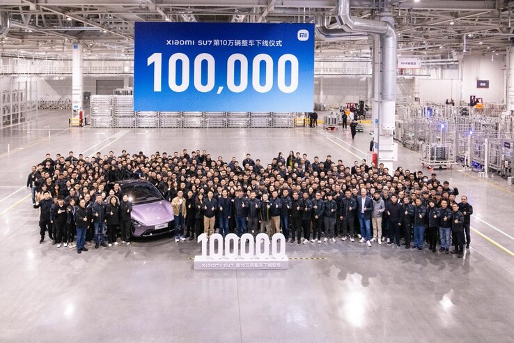 Il team EV di Xiaomi festeggia l'uscita della 100.000esima auto dalla linea di produzione. (Fonte: Lei Jun via Twitter/X)