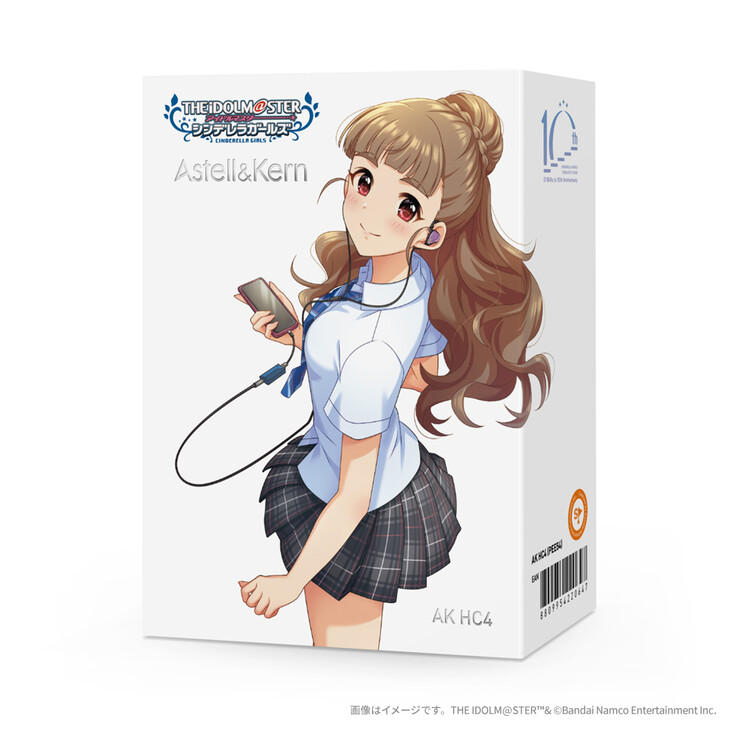 Nao Kamiya adorna la confezione in edizione limitata del DAC USB AK HC4 Idolmaster Cinderella Girls Edition. (Fonte: Bandai Namco)