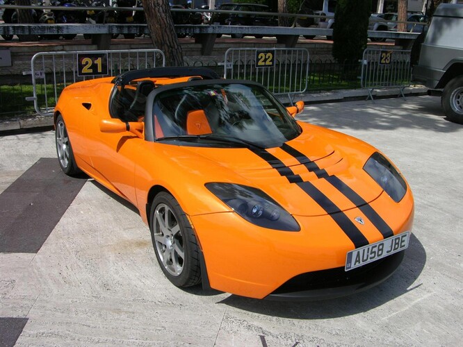 La Roadster originale del 2008 è stata la prima auto di produzione di Tesla. (Fonte: Wikimedia)