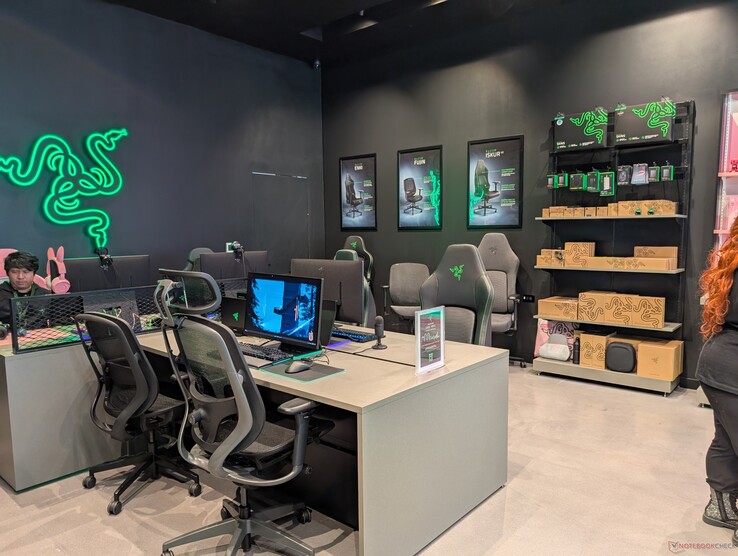 Area LAN per gli utenti per giocare e sperimentare le sedie Razer