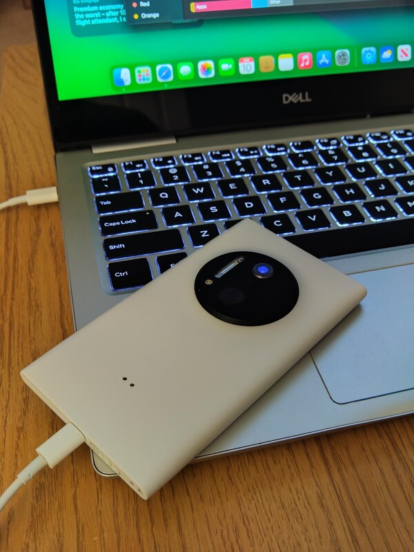 Il LumiPhone ha una porta Lightning, che sostituisce la porta micro USB del Lumia 1020. (Fonte immagine: Reddit)