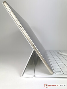 La kickstand della tastiera Glide consente di utilizzare le silhouette classiche dei laptop e...