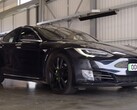 La Tesla Model S protagonista dell'ultimo video di AutoTrader ha percorso 430.000 miglia con la batteria e i motori originali. (Fonte: AutoTrader UK via YouTube)