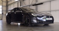 La Tesla Model S protagonista dell&#039;ultimo video di AutoTrader ha percorso 430.000 miglia con la batteria e i motori originali. (Fonte: AutoTrader UK via YouTube)