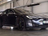 La Tesla Model S protagonista dell'ultimo video di AutoTrader ha percorso 430.000 miglia con la batteria e i motori originali. (Fonte: AutoTrader UK via YouTube)