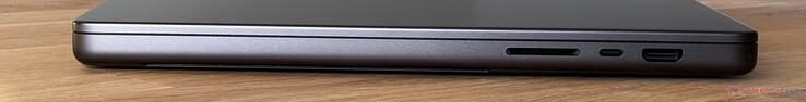 A destra: Lettore di schede SD, USB-C 4.0 con Thunderbolt 5 (120 Gbit/s, modalità DisplayPort ALT, Power Delivery), uscita HDMI