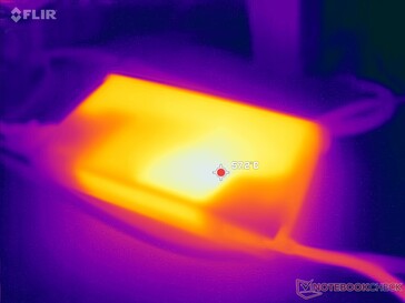 L'adattatore CA raggiunge oltre 57 C quando si utilizzano carichi impegnativi