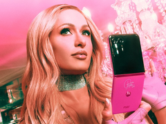 Motorola presenta lo smartphone pieghevole Razr Plus Paris Hilton Edition in colore rosa Parigi. (Fonte: Motorola)