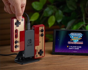 I controller Famicom wireless utilizzano i Joy-Con dello Switch per ricaricarsi. (Fonte: Nintendo Giappone su X)