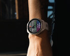 Garmin ha rilasciato un nuovo aggiornamento incentrato sulla correzione di bug per i recenti smartwatch Forerunner. (Fonte: Garmin)