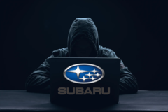 Un ricercatore di sicurezza ha scoperto una vulnerabilità che gli ha permesso di tracciare e controllare le auto Subaru. (Fonte immagine: logo Subaru e Shutterstock, con modifiche)