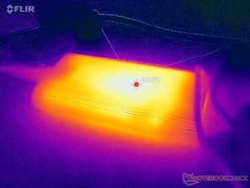 L'adattatore CA raggiunge oltre 36 C quando si utilizzano carichi impegnativi