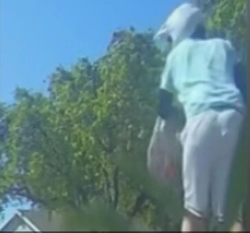Le telecamere nascoste possono essere abbandonate in pochi secondi, come ha fatto questo sospetto di Chino Hills su uno scooter. (Fonte: KTLA)