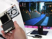 Il mini PC Steam Deck di ETA Prime è molto spoglio, ma ha un'acustica e una termica migliori rispetto allo Steam Deck standard, grazie a un case aperto e a un maggior numero di dissipatori di calore. (Fonte immagine: ETA Prime su YouTube - modificato)