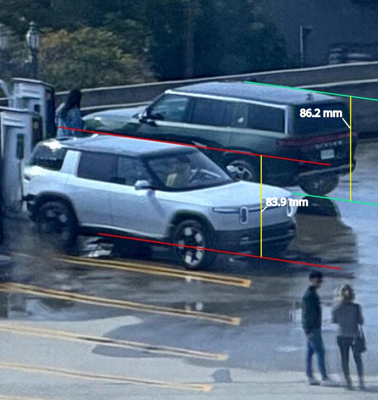 Le immagini del presunto Rivian R2 mostrano differenze molto piccole nelle proporzioni del veicolo, anche se le immagini sono di bassa qualità e gran parte dell'R1S è oscurata, rendendo difficile il confronto. (Fonte immagine: Reddit - modificato)