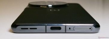 Parte inferiore: Griglia dell'altoparlante, USB 3.2 Gen 1 Type-C, microfono, vassoio SIM