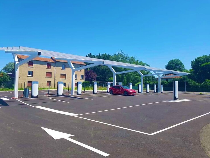 La nuova stazione Tesla V4 Supercharger ha una pila dedicata ai rimorchi EV (immagine: George Abel)