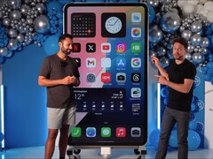 Gli YouTubers DIY Perks e MrWhoseTheBoss hanno costruito l&#039;iPhone 15 Pro Max più grande del mondo. (Fonte: YouTube / MrWhoseTheBoss)