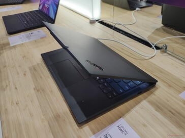 Lenovo ThinkPad X13 Gen 6: copertura a schermo piatto (fonte: Benjamin Herzig/Notebookcheck.com)