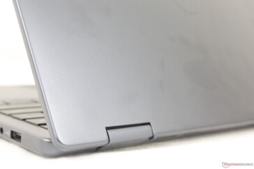 Le impronte digitali si accumulano rapidamente sul telaio in metallo liscio. il 50% dello chassis è costituito da alluminio riciclato per ridurre gli sprechi