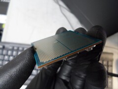 Un utente di Reddit ha condiviso delle immagini che mostrano la sua CPU 9800X3D &#039;esplosa&#039; dopo averla utilizzata con una scheda madre MSI X870E Tomahawk WiFi. (Fonte immagine: Realistic_Age_718 via Reddit)