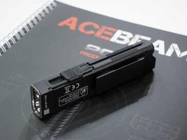 Acebeam UC25 è dotato di una porta USB e di una clip da cintura (fonte: Andreas Sebayang/Notebookcheck.com)