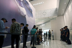 Coda all&#039;esterno del flagship store di Huawei in Cina (Fonte immagine: Reuters)